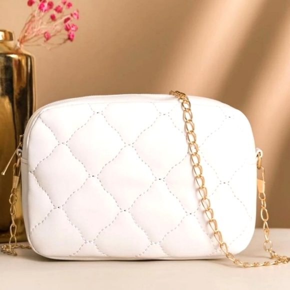 ✨️Mini White Quilted Gold Chain Crossbody Purse✨️ - Picture 3 of 12